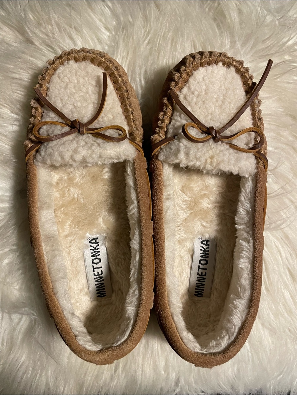 Minnetonka Women's Chestnut and Cream Sherpa-Lined Moccasins